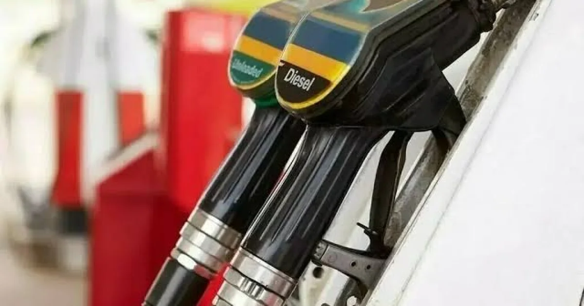 حکومت نے پٹرول اور ڈیزل کی قیمتوں میں 13 روپے سےc زائد کا اضافہ کر دیا