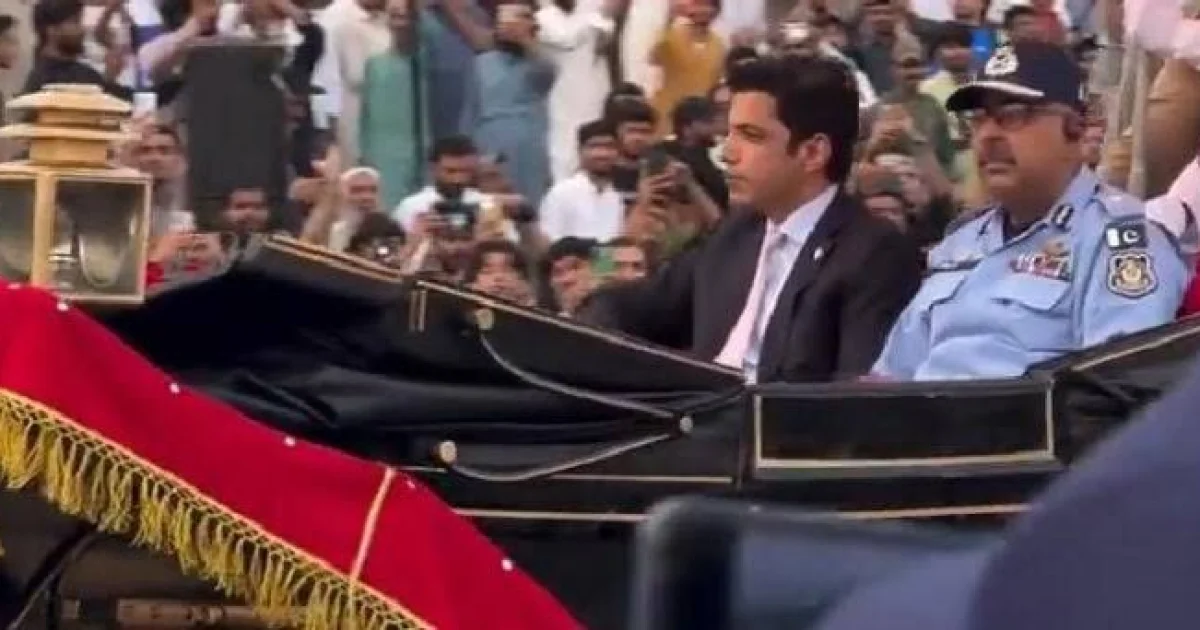 سرکاری افسران کی بگھی پر سواری، وزیر اعظم نے سخت نوٹس لے لیا