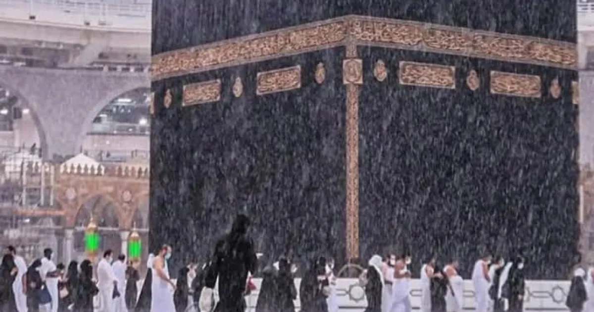 مکہ مکرمہ اور مدینہ منورہ میں موسلادھار بارش، زائرین کا طواف اور عبادت جاری