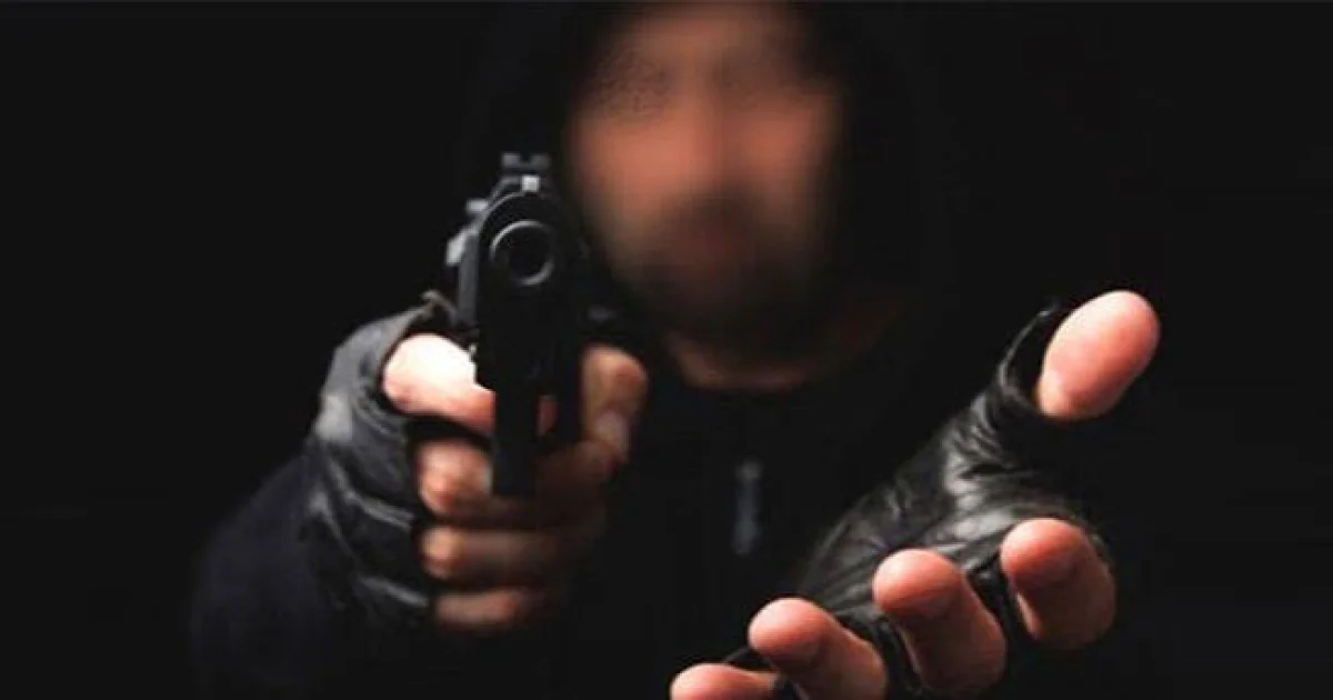 کراچی میں وردی پوش ڈاکوؤں کی بڑی واردات، گھر سے 15 تولہ سونا، لاکھوں روپے نقد لوٹ لیے